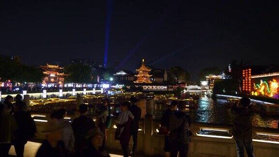 夜间灯光照亮南京古城江边游船码头拥挤的大桥全景4k中国