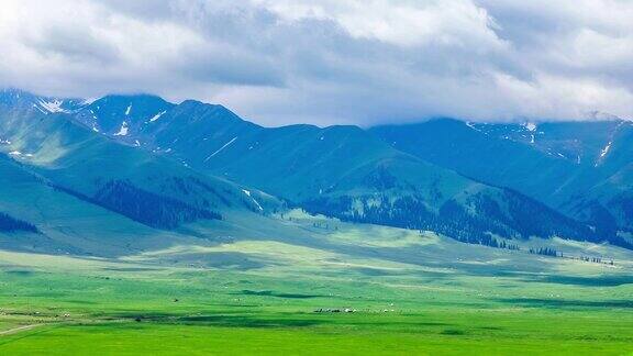 新疆有青山绿水的自然景观