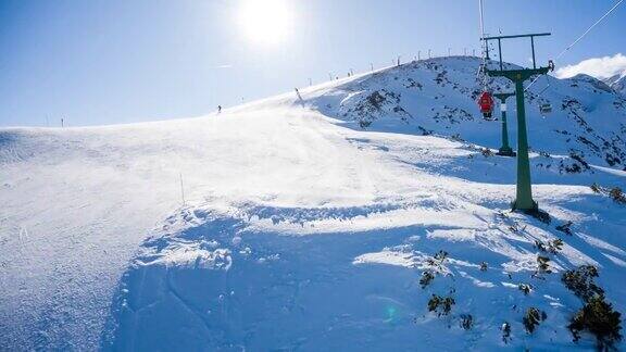 在滑雪胜地乘坐单人缆车到达雪山山顶