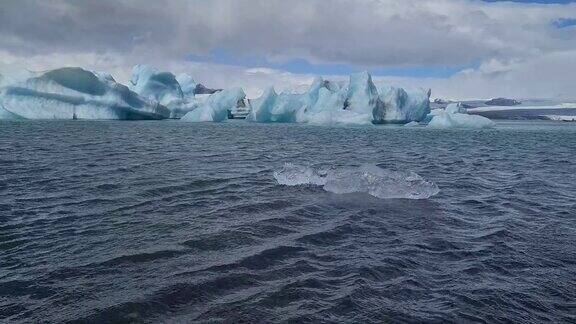冰川湖水中的浮冰和冰山全球变暖气候变化概念