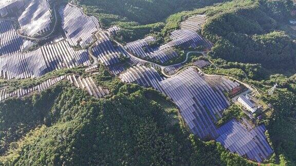 俯瞰山顶上树木繁茂的太阳能发电厂