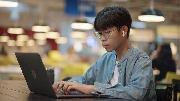 青少年使用笔记本电脑