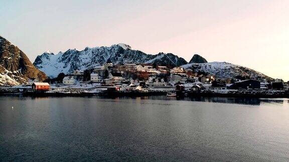 鸟瞰图飞到斯堪的那维亚村庄在傍晚的北极海岸线