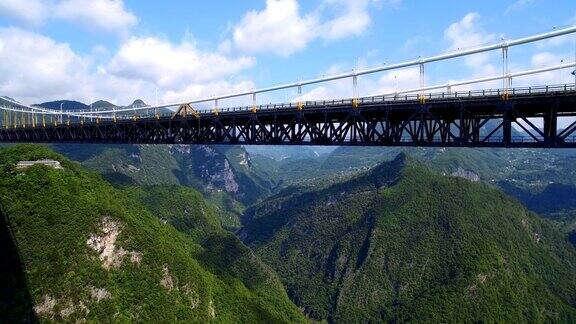 峡谷四渡河吊桥鸟瞰图中国湖北