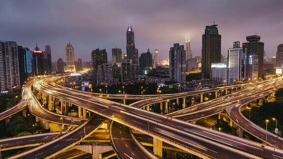 尖峰时段的多条高速公路和立交桥的交通白天到晚上的过渡上海中国