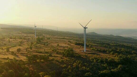 飞到风力涡轮机发电可再生和可持续的能源在山区