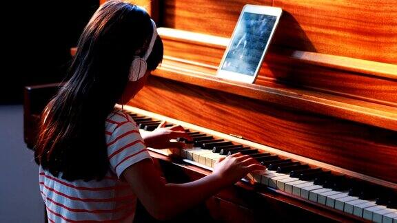 弹奏4k钢琴的女孩