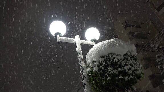 在暴风雪期间的路灯下