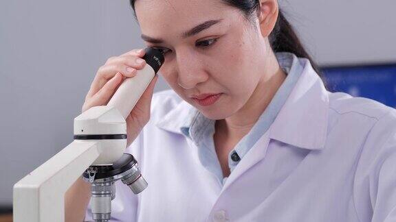 女科学家在STEM现代实验室测试疫苗实验药物