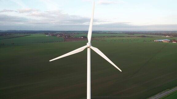 风力发电厂鸟瞰图风力涡轮机的特写可再生能源绿色能源全景向后摄影版本17