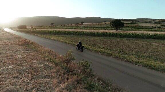 无人机视角下的男人在路上骑摩托车
