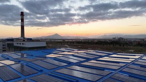 黄昏时工厂屋顶上的太阳能发电厂