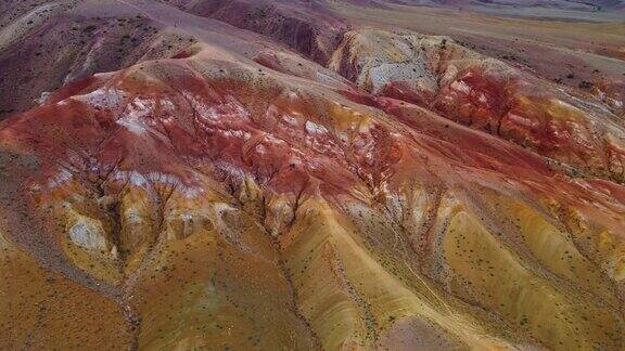 红色的山脉看起来像火星上的风景空中