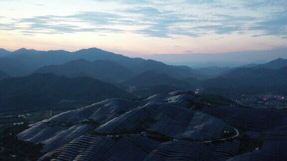 山顶太阳能发电厂在黄昏时分