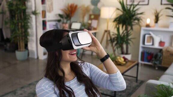 女人使用虚拟现实模拟器
