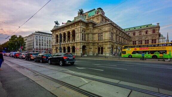 时间流逝日落场景的交通道路和行人在维也纳歌剧院前维也纳奥地利