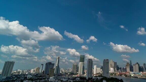 4K时间的奇妙的云移动在曼谷城市景观河边自然和城市景观概念