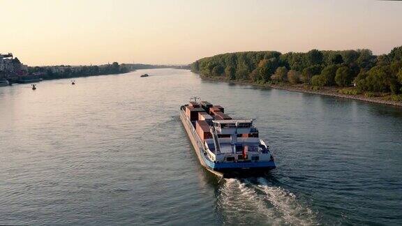 驳船在莱茵河上运输货物