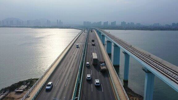 跨海大桥上的交通流量