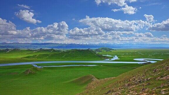 新疆弯曲的河流和绿色的草原