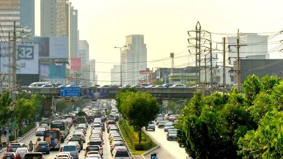 泰国曼谷KlongToey区KlongToey路傍晚堵车的景象