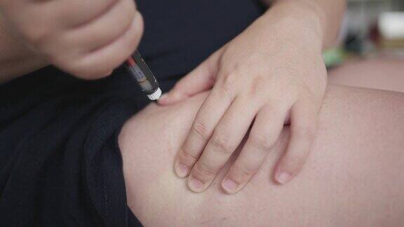 孕妇在家用注射器注射胰岛素