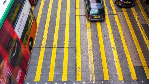 在香港孟角区一群认不出来的行人和巴士在黄色斑马线上行走