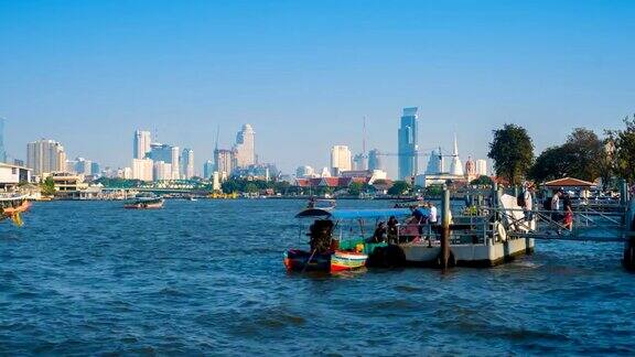 泰国的PL轮渡和快艇是湄南河上的运输服务