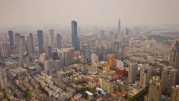 飞越南京市中心阳光灿烂的日落市中心的空中延时全景4k中国