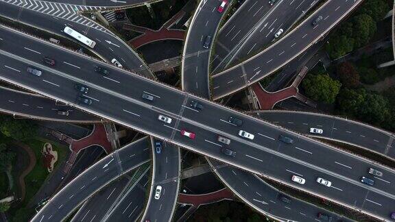 夜间空中公路交汇处