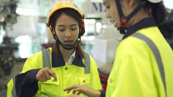 在重工业制造工厂工作的女工程师使用数码平板电脑的特写