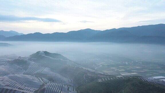 清晨山顶上的太阳能发电厂布满了雾