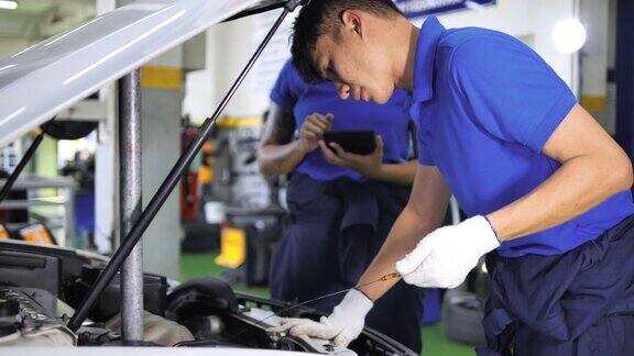 男女发动机工程师检查进入的发动机维修汽车工程机械发动机技术能源电动汽车