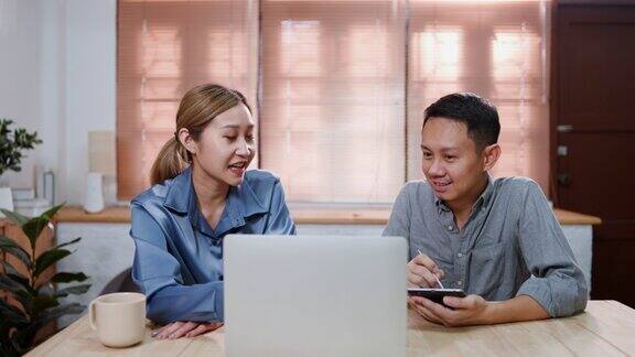 亚洲女商人作为财务顾问与企业主男子作为客户在家庭办公室开会咨询