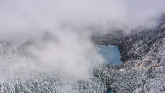碧玉般的湖水镶嵌在云雪林中