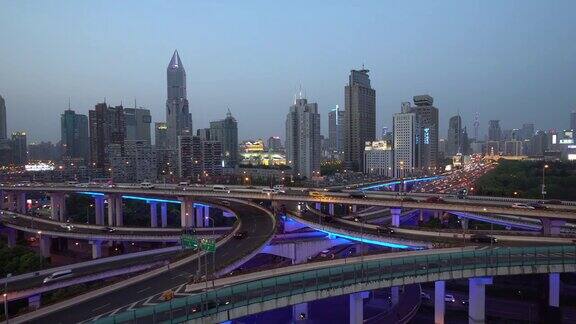 黄昏时分上海高架路
