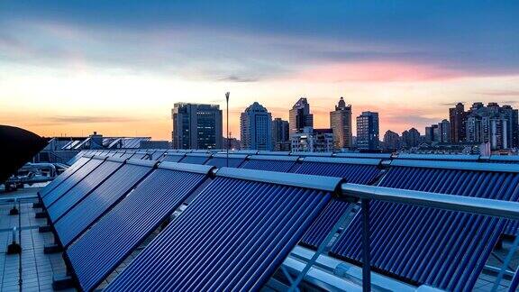 城市里的太阳能电池板延时日落