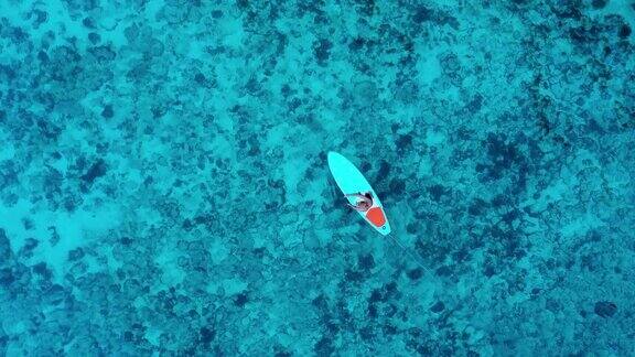 鸟瞰图美好的一天年轻人皮划艇在海上的热带气候热带度假活动概念