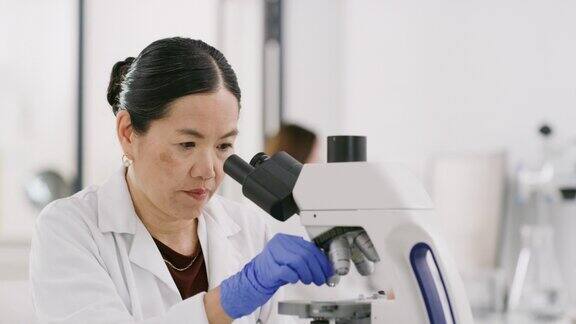 Dna、显微镜和科学家在亚洲的一个制药实验室进行创新研究科学、生物技术和专业的亚洲生物学家用生物技术进行医学rna分析