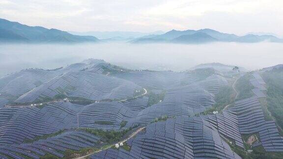 在晨雾中俯瞰美丽的高山太阳能发电厂
