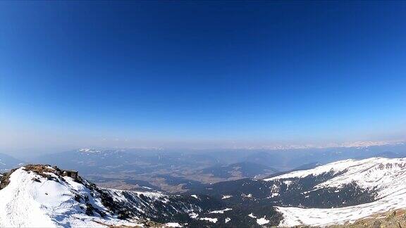 风景从顶峰交叉Kreiskogel在雪覆盖的山峰的Seetaler阿尔卑斯山在Styria奥地利欧洲奥地利阿尔卑斯山阳光明媚的冬日仙境滑雪旅行雪鞋