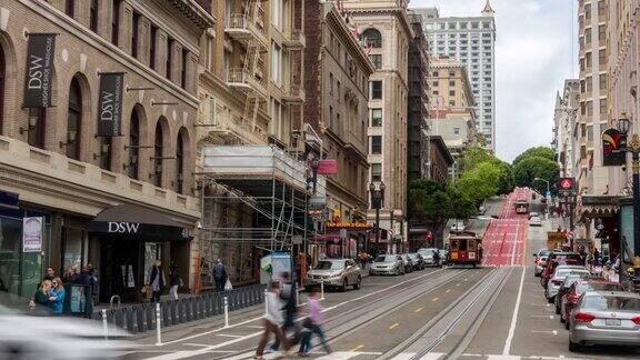 美国加州旧金山鲍威尔街的行人、游客和缆车