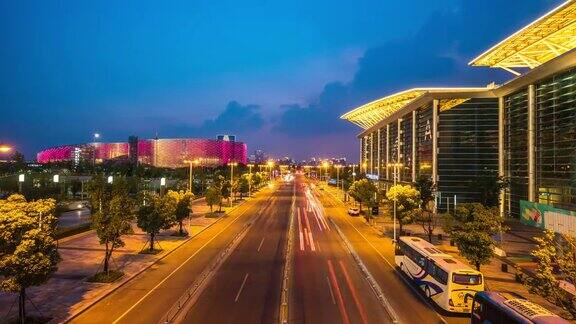 繁忙的道路和现代建筑在市中心的现代城市日落时间流逝