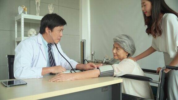男医生在医生的办公室里给病人测量血压