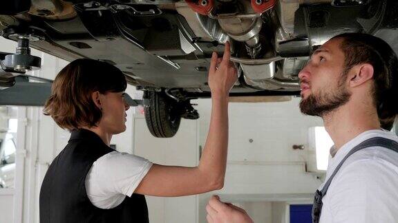 机械师在汽车服务中帮助顾客、女性消费者