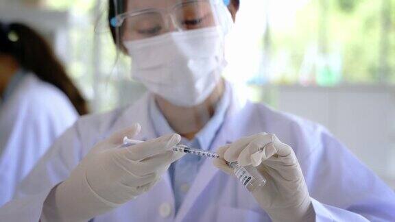 在研究实验室从事疫苗研究的妇女