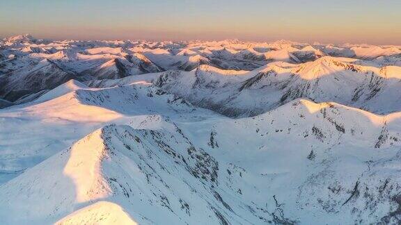 无数雪山的山顶被日出的光芒照亮