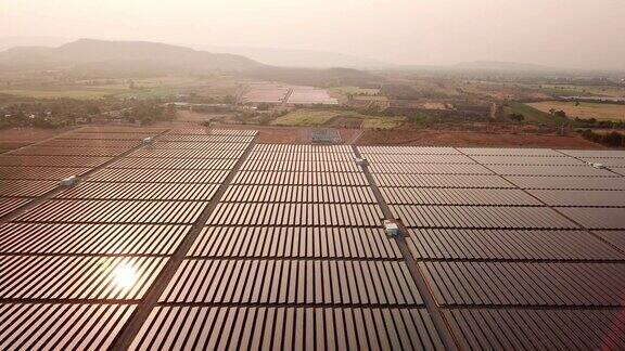 太阳能电站农场鸟瞰图替代能源太阳能电池板与日落时间