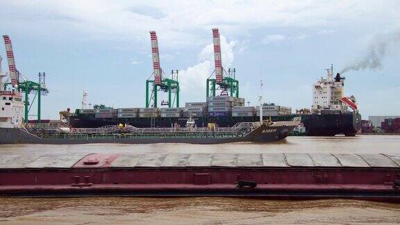 两艘集装箱船经过中国香港港亚洲