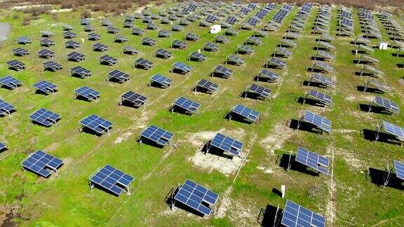 鸟瞰图工业光伏太阳能单元板环境生产可再生绿色能源